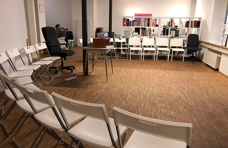 Großer Stuhlkreis in einem, noch leeren Büro